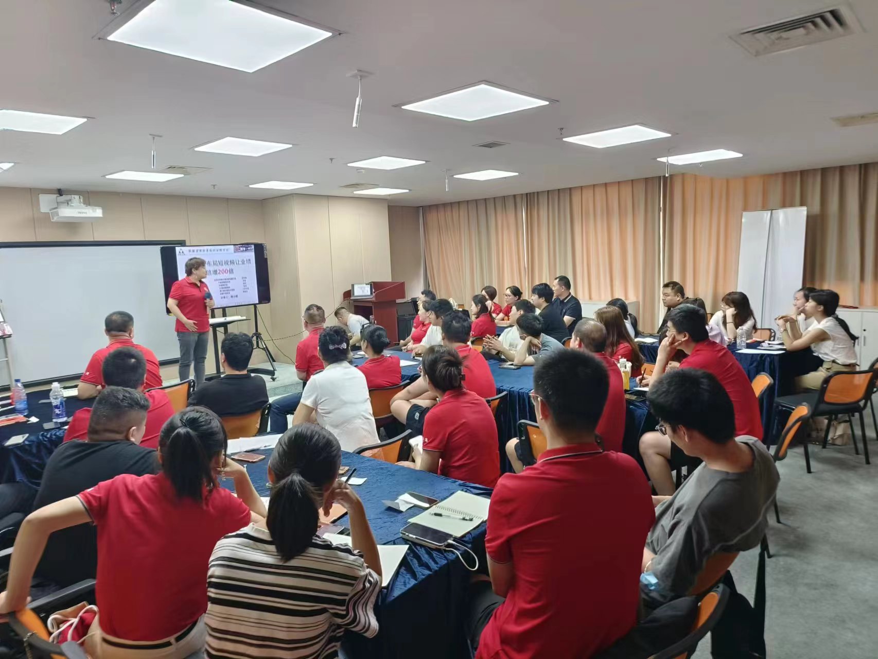 古象地板參加牛商爭霸賽培訓，致力于持續提升短視頻營銷能力和競爭優勢